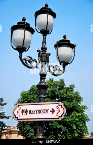 Beschilderung Richtung zeigen, Toilette mit klassischen Suchen street lamp Stockfoto
