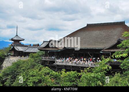 JAPAN - 14. August: Blick auf den beliebten Kiyomizu Tempel am 14.August in Kyoto, Japan 2008. Der Tempel ist Teil der historischen Denkmäler der ANC Stockfoto