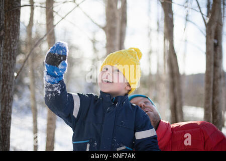 Mann und Sohn im verschneiten Wald Stockfoto