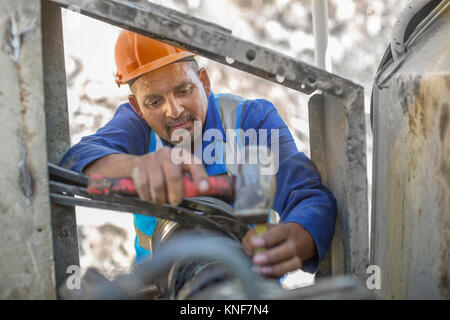 Steinbruch Arbeiter im Steinbruch, neigen zu Maschinen Stockfoto