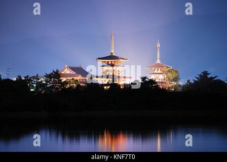 Tempel mit schönen Licht ausstrahlen, als Symbol für den religiösen Glauben, Hoffnung, Gelassenheit und Anbetung. In Nara, Japan. Stockfoto