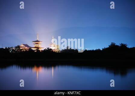 Tempel mit schönen Licht ausstrahlen, als Symbol für den religiösen Glauben, Hoffnung, Gelassenheit und Anbetung. In Nara, Japan. Stockfoto