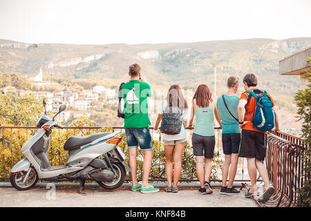 Touristen auf Aussichtsplattform über der Stadt, Koralat, Zagrebacka, Kroatien Stockfoto