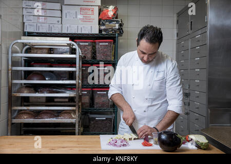 Koch in der gewerblichen Küche schneiden Aubergine Stockfoto