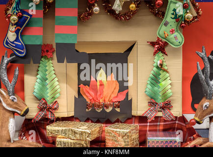 Eine handgefertigte Weihnachten Kamin Anzeige aus Pappe in einer Bibliothek, Northwich, Cheshire Vereinigtes Königreich Stockfoto