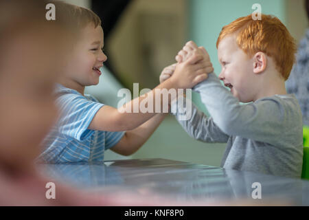 Zwei Jungen spielen im Klassenzimmer Stockfoto