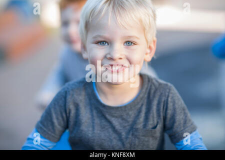 Blonde Junge an der Vorschule, Porträt im Garten Stockfoto