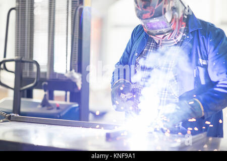 Automechaniker Schweißen in Werkstatt Stockfoto