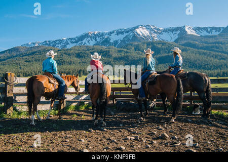 Ansicht der Rückseite des Cowboys und cowgirls auf dem Pferd, Enterprise, Alabama, United States, Nordamerika Stockfoto