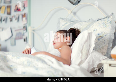 Mädchen im Bett schlafen Stockfoto
