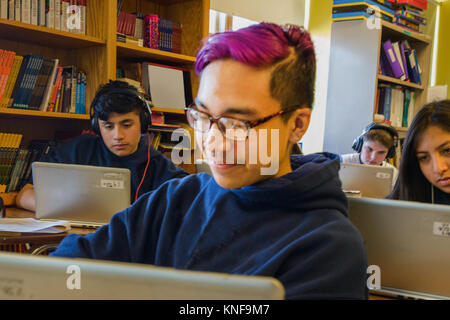 Teenager Jungs und Mädchen tun schoolwork auf Laptops im Klassenzimmer Schreibtische Stockfoto