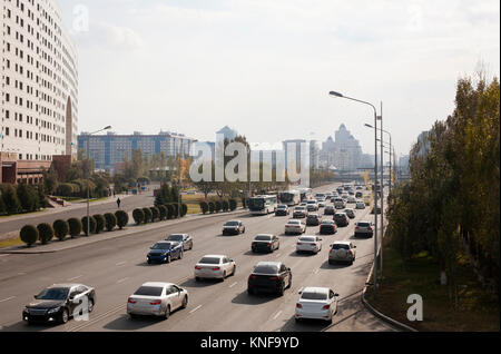 Autos auf zwei Schlitten weg in verkehrsreichen Straße, Astana, Kasachstan, Asien Stockfoto