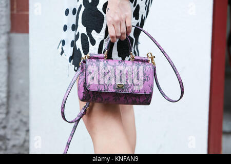 Mailand - 24. SEPTEMBER: Frau mit lila Dolce und Gabbana Tasche, bevor Trussardi fashion show, Mailand Fashion Week street style am 24. September 2017 Stockfoto