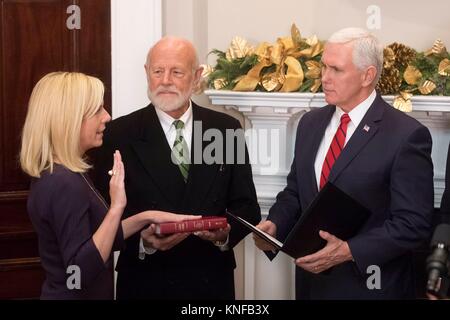 U.S. Vice President Mike Pence, Recht, verwaltet den Amtseid auf Der neue Staatssekretär für Heimatschutz Kirstjen Nielsen, Links, während einer Zeremonie im Roosevelt Raum des Weißen Hauses am 8. Dezember 2017 in Washington, DC. Stockfoto