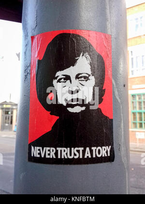 Anti-Tory Partei Aufkleber. Theresa May/Margaret Thatcher das zusammengesetzte Bild in East London, UK gesehen. Stockfoto