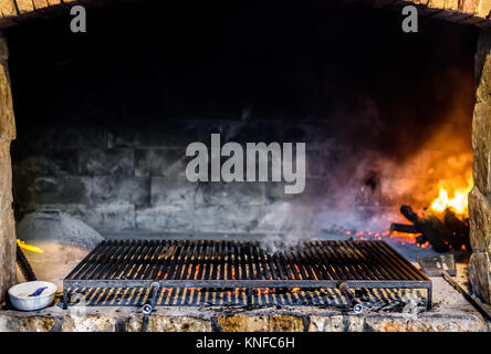Hinterhof Grill in einem gemauerten Kamin eingebaut Stockfoto, Bild
