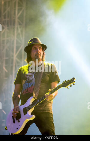 Die englische Hard Rock Band Motörhead führt ein Live Konzert während der Swiss Music festival Greenfield Festival 2015 in Interlaken. Hier Gitarrist Phil Campbell ist live auf der Bühne gesehen. Schweiz, 12/06 2015. Stockfoto