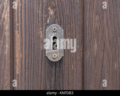 Schloss in Holztür. Schlüsselloch. Alt und rostig. Stockfoto