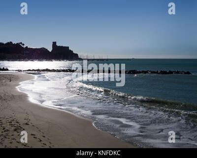 Silver Sea, Lerici, Italien. Schöner Rücken leuchtet im Winter, die Küstenlinie. Ligurien. Stockfoto