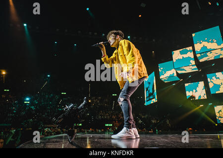 Schweiz, Zürich - 17. November 2017. Der Schweizer Sänger und Rapper Nemo führt ein Live Konzert während der Energy Star-Nacht 2017 im Hallenstadion in Zürich. (Foto: Gonzales Foto - Tilman Jentzsch). Stockfoto