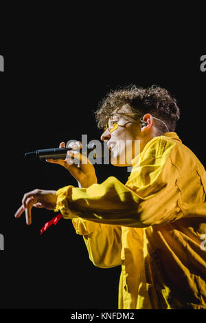 Schweiz, Zürich - 17. November 2017. Der Schweizer Sänger und Rapper Nemo führt ein Live Konzert während der Energy Star-Nacht 2017 im Hallenstadion in Zürich. (Foto: Gonzales Foto - Tilman Jentzsch). Stockfoto