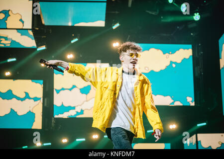 Schweiz, Zürich - 17. November 2017. Der Schweizer Sänger und Rapper Nemo führt ein Live Konzert während der Energy Star-Nacht 2017 im Hallenstadion in Zürich. (Foto: Gonzales Foto - Tilman Jentzsch). Stockfoto