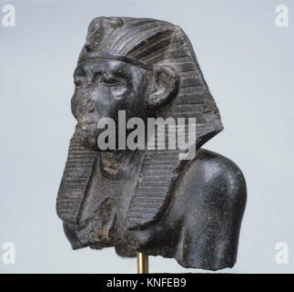 Diese Büste repräsentiert König Amenemhat III., einen wichtigen Herrscher des alten ägyptischen Reiches der Mitte, bekannt für seine Beiträge zu Kunst, Architektur und Regierungsführung. Stockfoto