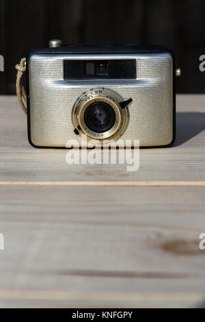 Alte vintage golden Penti I Kamera auf Holz- Hintergrund Stockfoto