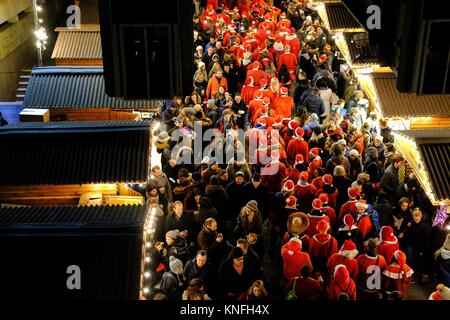 Tausende von Nachtschwärmern verkleidet als Weihnachtsmann auf London Abstieg für Santacon im Dezember jährlich. Auf der South Bank der Themse in der Nähe von Waterloo genommen Stockfoto