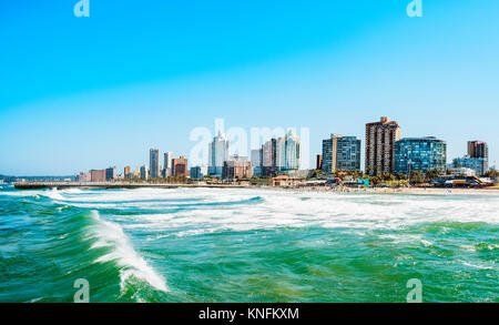 Panorama Foto von Durban Südafrika. Große Wellen überqueren die Szene Stockfoto