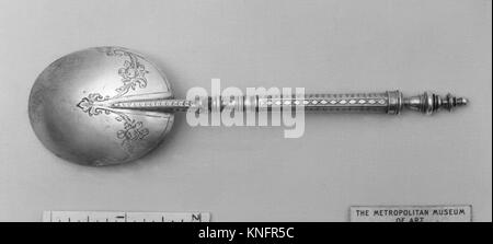 Dieser Baluster-Toplöffel aus dem 17. Jahrhundert ist in Silber gefertigt, was die detailreiche Handwerkskunst französischer und flämischer Silberschmiede während dieser Zeit veranschaulicht. Stockfoto
