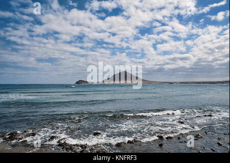 Malerische Aussicht an einem sonnigen Tag mit altocumului, Richtung Montana Roja in Playa Grande, in El Medano, Teneriffa, Kanarische Inseln, Spanien Stockfoto