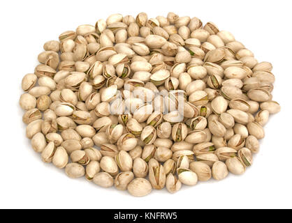 Heap Kreis aus gerösteten Pistazien auf weißem Hintergrund Stockfoto