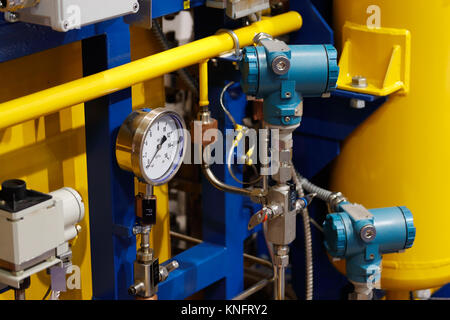 Industrielle technologische Ausrüstung mit Rohren und Manometer. Stockfoto