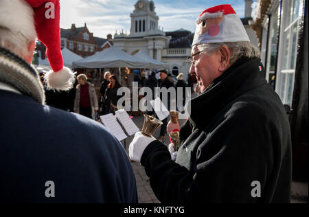 Saffron Walden Rotary Club Glockenläuten für Weihnachten in Saffron Walden, Essex, England, UK. Vom 9. Dezember 2017 Stockfoto