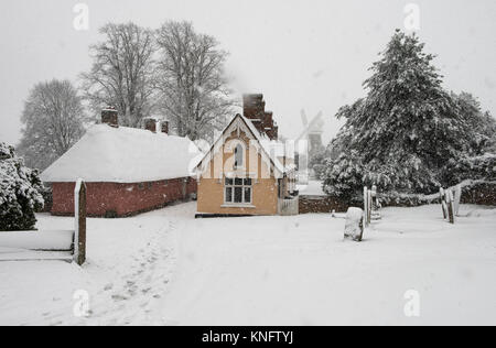 Schnee in Thaxted-Met Büro Unwetter gelbe Warnleuchte - Essex England UK. 10. Dezember 2017 über Nacht Schnee fiel und durch den Morgen über p Stockfoto