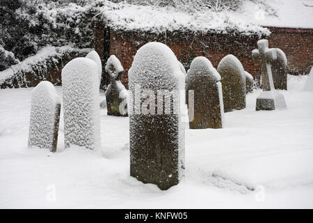 Schnee in Thaxted-Met Büro Unwetter gelbe Warnleuchte - Essex England UK. 10. Dezember 2017 über Nacht Schnee fiel und durch den Morgen über p Stockfoto