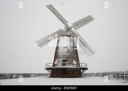 Schnee in Thaxted-Met Büro Unwetter gelbe Warnleuchte - Essex England UK. 10. Dezember 2017 über Nacht Schnee fiel und durch den Morgen über p Stockfoto