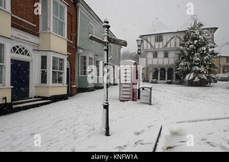 Schnee in Thaxted-Met Büro Unwetter gelbe Warnleuchte - Essex England UK. 10. Dezember 2017 über Nacht Schnee fiel und durch den Morgen über p Stockfoto