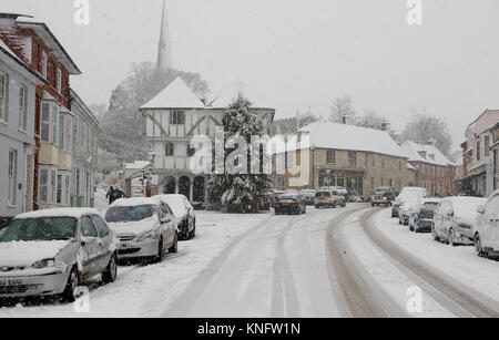 Schnee in Thaxted-Met Büro Unwetter gelbe Warnleuchte - Essex England UK. 10. Dezember 2017 über Nacht Schnee fiel und durch den Morgen über p Stockfoto