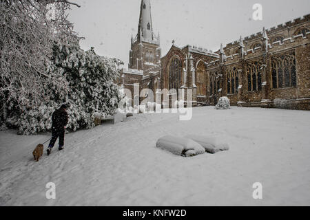 Schnee in Thaxted-Met Büro Unwetter gelbe Warnleuchte - Essex England UK. 10. Dezember 2017 über Nacht Schnee fiel und durch den Morgen über p Stockfoto