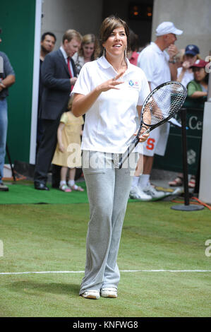 HSBC präsentiert Wimbledon 2009 am Rockefeller Center als ehemalige Tennis greats Jennifer Capriati und Jim Courier Gesicht weg in eine Tennis live Ausstellung Förderung einer weeklong Feier von Wimbledon. New York City. Juni 22, 2009. Credit: Dennis Van Tine/MediaPunch Stockfoto