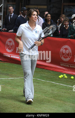 HSBC präsentiert Wimbledon 2009 am Rockefeller Center als ehemalige Tennis greats Jennifer Capriati und Jim Courier Gesicht weg in eine Tennis live Ausstellung Förderung einer weeklong Feier von Wimbledon. New York City. Juni 22, 2009. Credit: Dennis Van Tine/MediaPunch Stockfoto