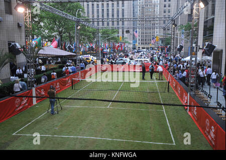 HSBC präsentiert Wimbledon 2009 am Rockefeller Center als ehemalige Tennis greats Jennifer Capriati und Jim Courier Gesicht weg in eine Tennis live Ausstellung Förderung einer weeklong Feier von Wimbledon. New York City. Juni 22, 2009. Credit: Dennis Van Tine/MediaPunch Stockfoto