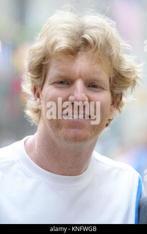 HSBC präsentiert Wimbledon 2009 am Rockefeller Center als ehemalige Tennis greats Jennifer Capriati und Jim Courier Gesicht weg in eine Tennis live Ausstellung Förderung einer weeklong Feier von Wimbledon. New York City. Juni 22, 2009. Credit: Dennis Van Tine/MediaPunch Stockfoto