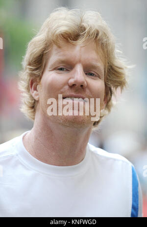 HSBC präsentiert Wimbledon 2009 am Rockefeller Center als ehemalige Tennis greats Jennifer Capriati und Jim Courier Gesicht weg in eine Tennis live Ausstellung Förderung einer weeklong Feier von Wimbledon. New York City. Juni 22, 2009. Credit: Dennis Van Tine/MediaPunch Stockfoto