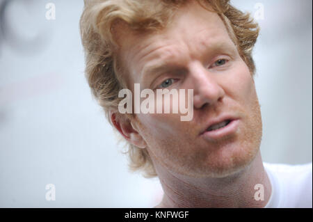 HSBC präsentiert Wimbledon 2009 am Rockefeller Center als ehemalige Tennis greats Jennifer Capriati und Jim Courier Gesicht weg in eine Tennis live Ausstellung Förderung einer weeklong Feier von Wimbledon. New York City. Juni 22, 2009. Credit: Dennis Van Tine/MediaPunch Stockfoto