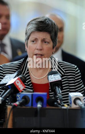 Homeland Security Secretary Janet Napolitano spricht mit Journalisten während einer Pressekonferenz im Whitehall Terminal in Lower Manhattan. Napolitano sprach in Bezug auf nicht bewusst Fragen Autos halten Sie die Fähren nach Seit den Terroranschlägen os September 11. New York City. Juli 29, 2009 Credit: Dennis Van Tine/MediaPunch Stockfoto