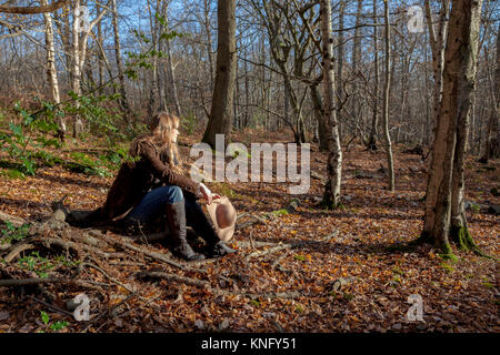 Dame sitzen und entspannen in Bencroft Holz, Teil der Broxbourne Woods, Hertfordshire Stockfoto