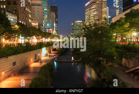 Seoul, Südkorea - 25 Sep 2016: Nachtansicht des Cheonggyecheon Strom in Seoul. Stockfoto